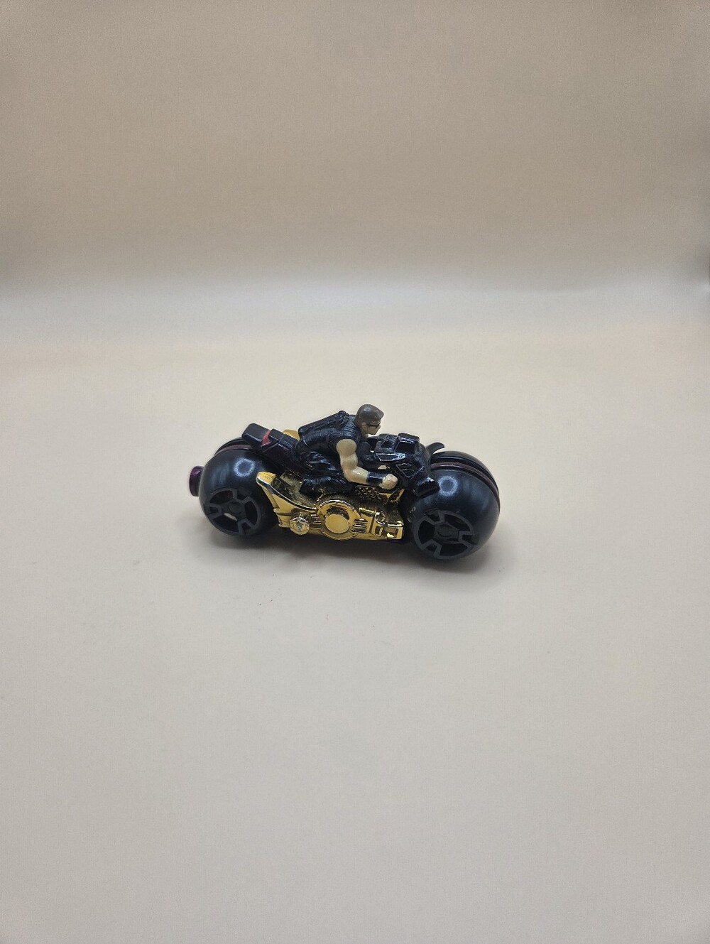 Hot Wheels Disney Marvel Hawkeye Diecast Motorcycle 1:64